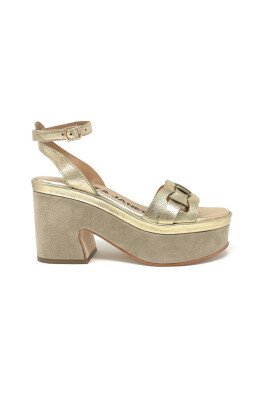sandales-compensees-en-daim-dore-avec-bride-de-cheville