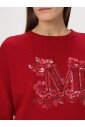 pull-rouge-a-paillettes-coupe-decontractee