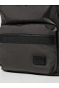 sac-a-dos-gris-elegant-avec-de-multiples-compartiments