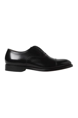 Klassiska svarta brogue klädskor