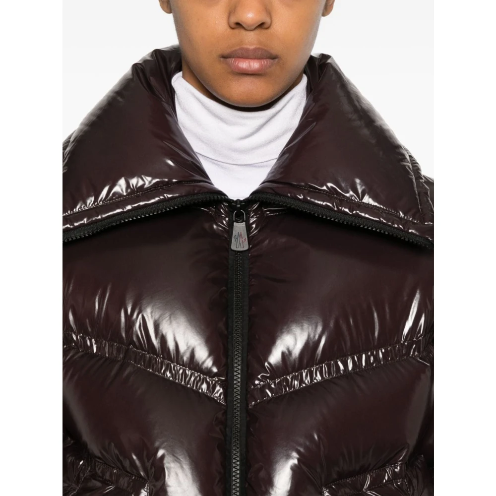 Moncler Korte Bourgondische Nylonjas met Veren Vulling Brown Dames