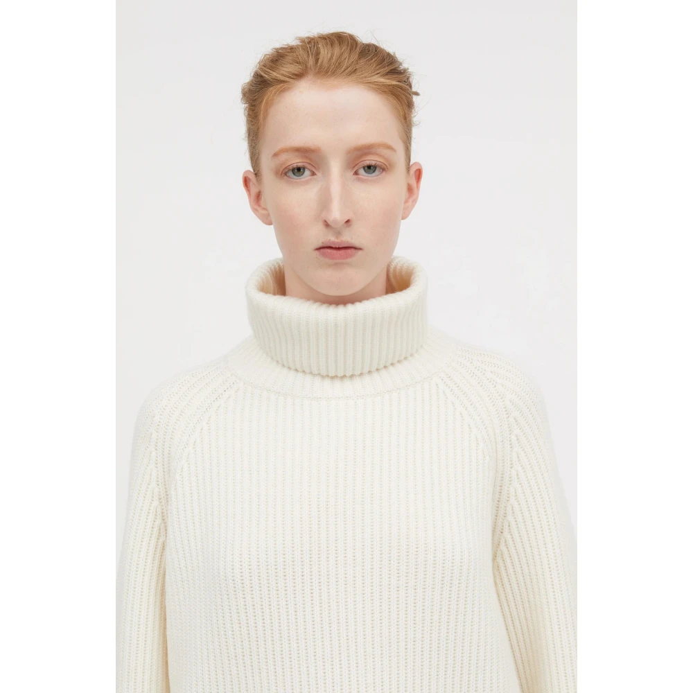 Mark Kenly Domino Tan Chunky Merino Woltrui met Knoopdetail White Dames