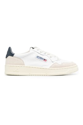 sneakers-basses-en-cuir-lisse-avec-bout-perfore