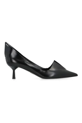 Pumps i borstat läder