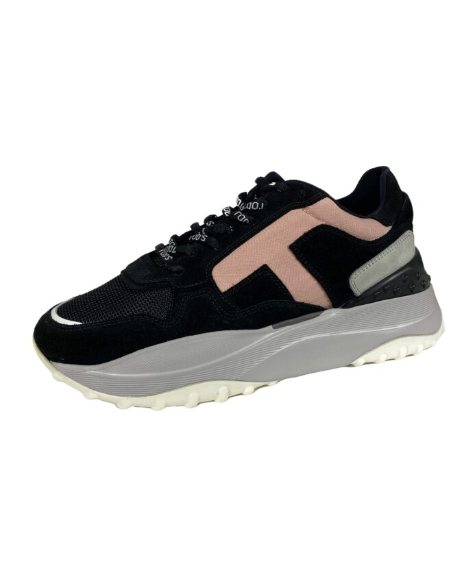 chaussure-de-sport-en-daim