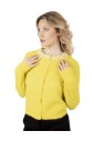 cardigan-jaune-avec-perles-et-encolure-bijou