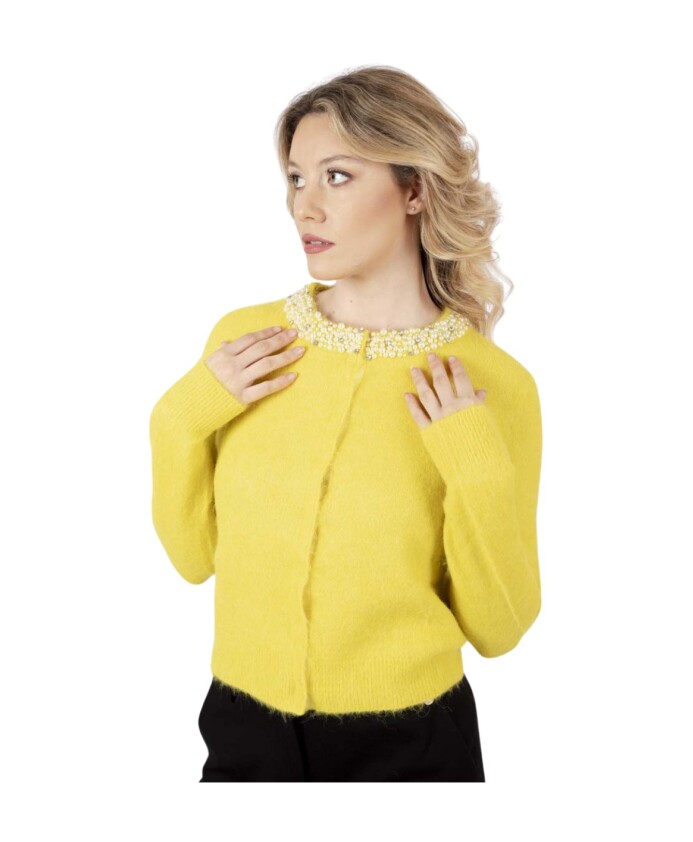 cardigan-jaune-avec-perles-et-encolure-bijou