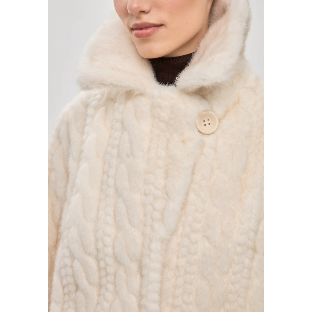 Cesare Gaspari Elegante Roomwitte Kabelgebreide Nepbontjas Hildi Beige Dames
