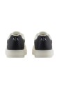 sneakers-blanches-avec-details-en-daim