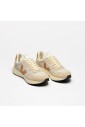 chaussure-de-retro-running-avec-design-asymetrique