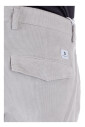 pantalon-gris-clair-avec-bouton-cache