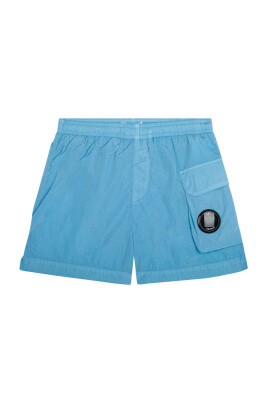 lysebla-badeshorts-med-linse-detalje