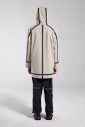 impermeable-impermeable-avec-des-rayures-reflechissantes