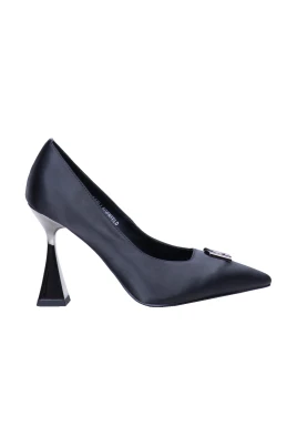 Debut Brooch Court Pumps