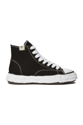 black-canvas-sneakers-urban-style