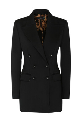 black-tailored-blazer-with-peak-lapels