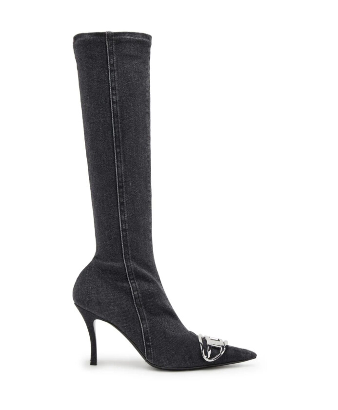 bottes-noires-avec-ovale-en-metal-d