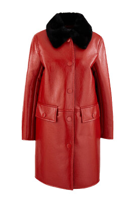 manteau-verni-brillant-avec-col-en-fausse-fourrure