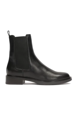 Slip-on stövlar på en platt sula.Denna produkt har stor storlek.