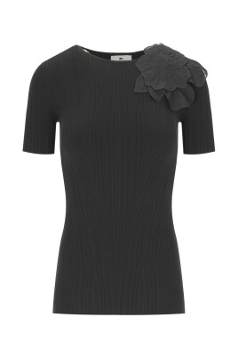 t-shirt-noir-avec-fleur-en-georgette