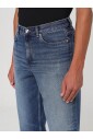 jeans-classiques-bleus-jambe-droite