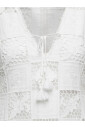 robe-blanche-brodee-col-en-v