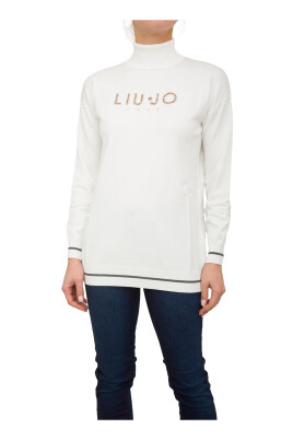 white-sweater-with-modern-style