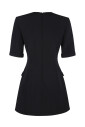 robe-noire-ajustee-avec-details-de-boutons
