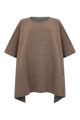 Stickad poncho med rund halsringning