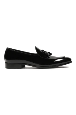 Lackade svarta loafers med en clutch.Denna produkt är liten i storleken.