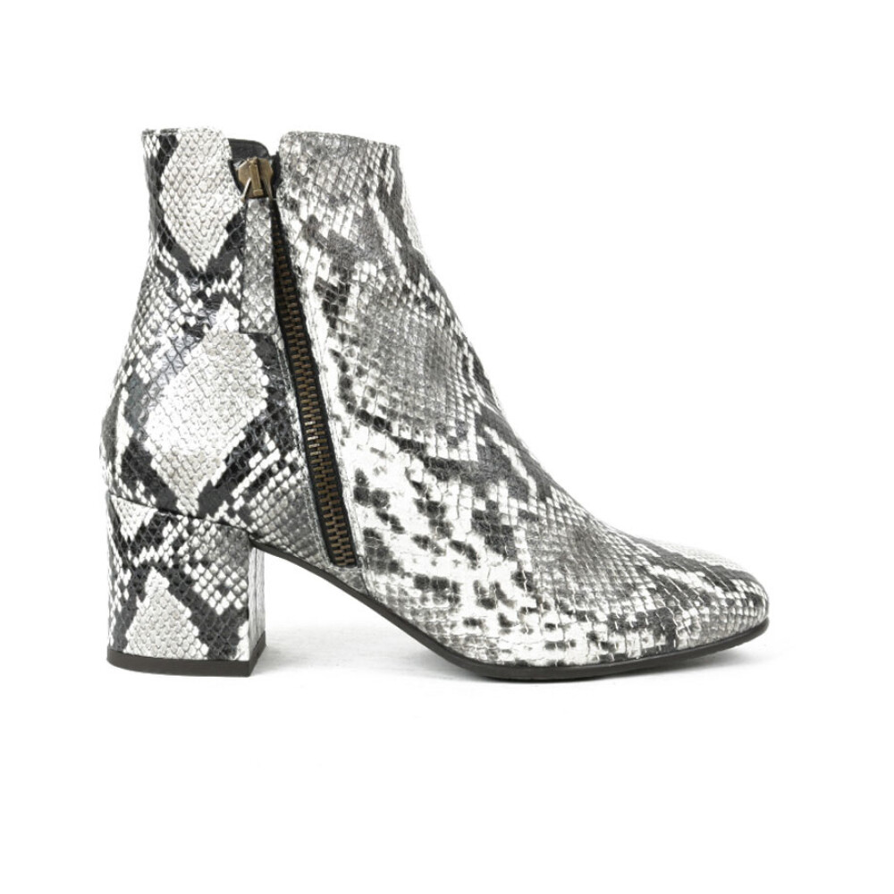 Witte Dames Gosh Schoenen online kopen? Vergelijk op Schoenen.nl Witte laarsjes van het merk Gosh, model 052.526GO. De trend
