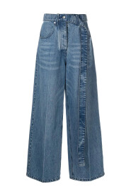 Jeans mit weitem Bein und Gürtel
