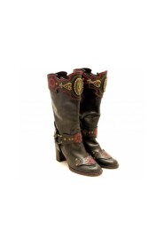Leather boots with decorations